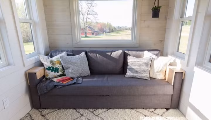 "Phòng khách" chỉ là một chiếc sofa đơn giản. Một góc nghỉ ngơi yên bình và cũng đón đầy ánh sáng.