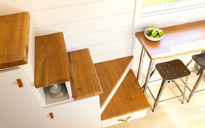 Những bậc cầu thang lên gác lửng được gắn các ngăn kéo và tủ đựng đồ.