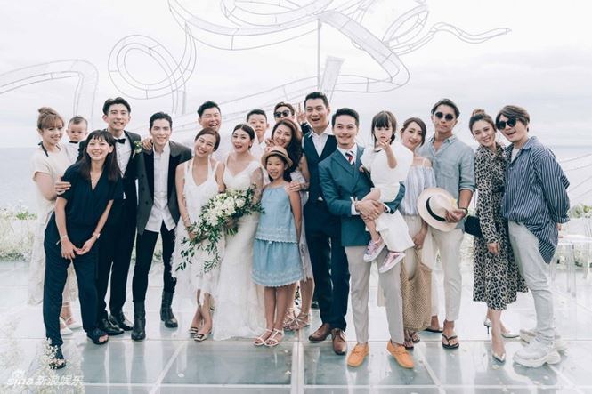 Sina Entertaiment đưa tin, đám cưới lãng mạn của Giả Tịnh Văn và chồng thứ 2 là Tu Kiệt Khải diễn ra vào chiều tối ngày 25/11 tại đảo Bali trước sự chứng kiến của nhiều người thân trong gia đình và bạn bè.