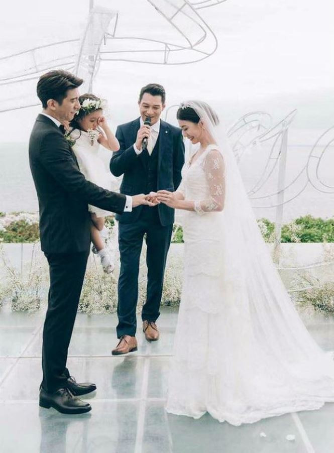 Ảnh cưới tuyệt đẹp của Giả Tịnh Văn với chồng kém 9 tuổi - ảnh 6 "Em chỉ muốn nói với anh rằng chúng ta đã rất giàu có bởi tiền bạc không mua nổi niềm vui, hạnh phúc gia đình… Cám ơn anh đến bên đời và làm chúng ta thành gia đình trọn vẹn", mỹ nhân Hoa ngữ từng chia sẻ trên truyền thông về chồng hiện tại.