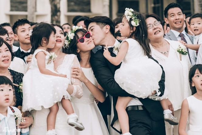 Giả Tịnh Văn và Tu Kiệt Khải đăng ký kết hôn vào năm 2015.