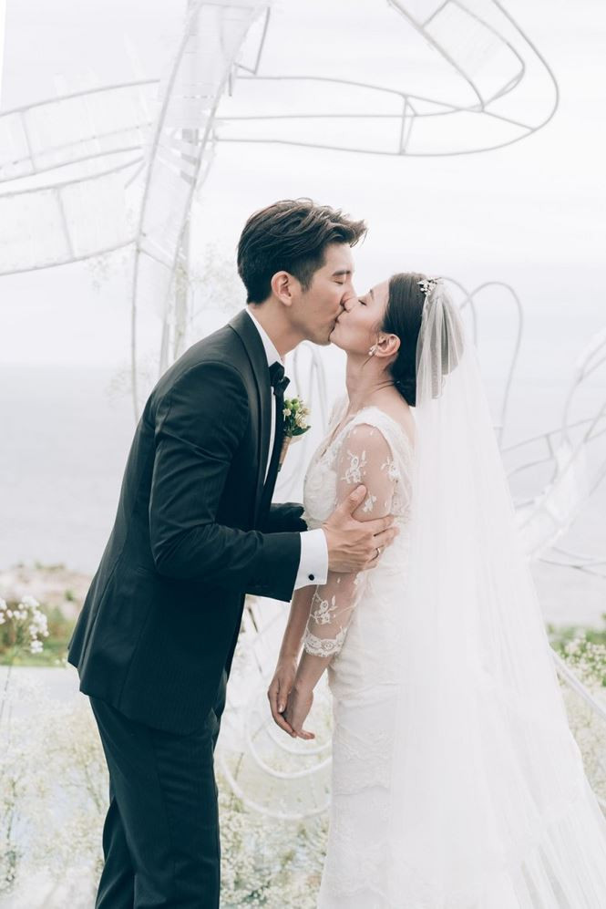 ... và trao nhau nụ hôn ngọt ngào trước sự chứng kiến của khách mời.