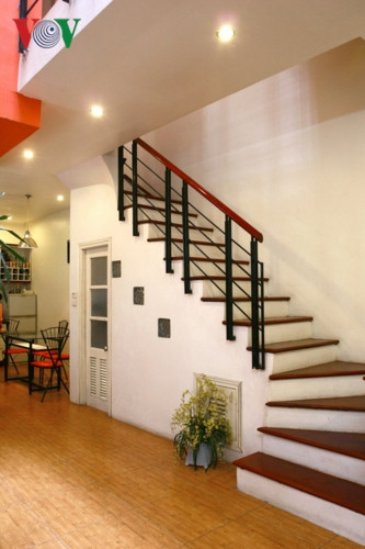 Những cầu thang có vế dài và đủ chiều rộng của vế, có thể tận dụng gầm cầu thang để làm phòng vệ sinh hay phòng kho, phòng kỹ thuật. Ngoài ưu điểm công năng, khối thang còn là điểm nhấn khỏe khoắn.