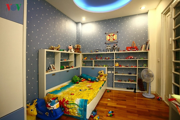 Góc chết do cột lồi ra ở góc phòng, nhà thiết kế đã dùng hai chiếc kệ bằng đúng phần lồi ra để trả lại sự vuông vắn của góc nhà.