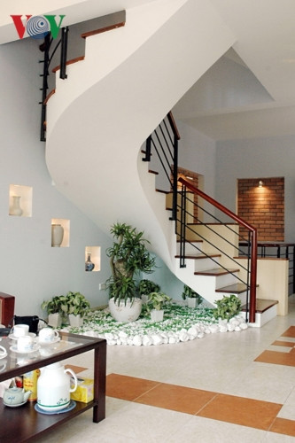 Trang trí tiểu cảnh dưới gầm thang, làm tăng sự sinh động và xoá đi góc chết.