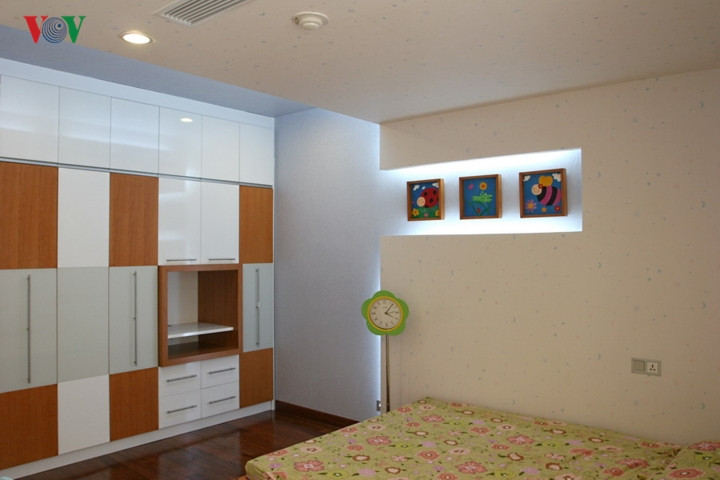 Góc chết do cột kết cấu lồi ra ngoài mặt tường, được kiến trúc sư xử lý bằng một bức tường trang trí kết hợp chiếu sáng cho hiệu quả cao.