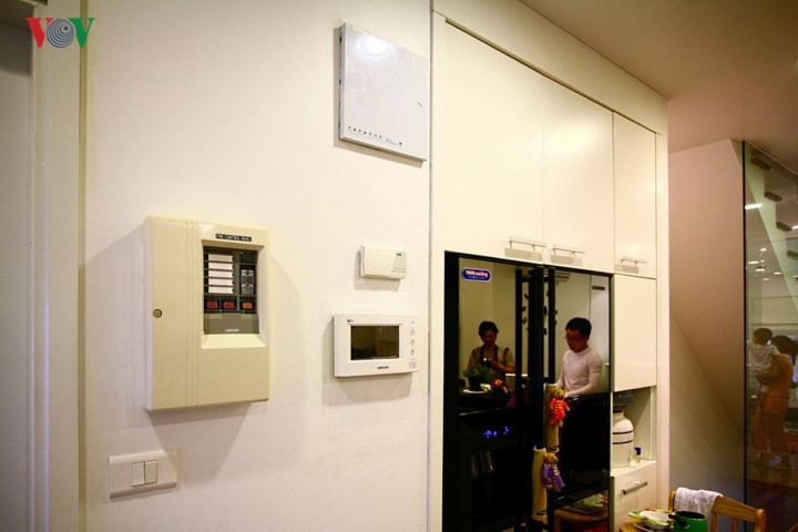 Phần thừa ở bên cạnh và phía trên tủ lạnh biến thành tủ đồ hữu dụng cho khu bếp theo cách “đo ni đóng giày”.