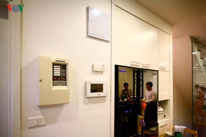 Phần thừa ở bên cạnh và phía trên tủ lạnh biến thành tủ đồ hữu dụng cho khu bếp theo cách “đo ni đóng giày”.