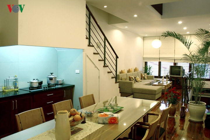 Cũng là gầm cầu thang, phần thấp được tận dụng làm kho chứa đồ nho nhỏ, phần cao chính là “toa hút mùi” phía trên bếp nấu.