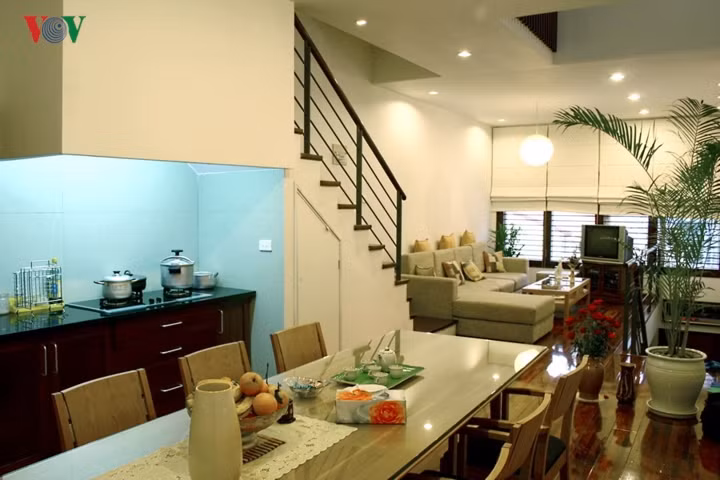 Cũng là gầm cầu thang, phần thấp được tận dụng làm kho chứa đồ nho nhỏ, phần cao chính là “toa hút mùi” phía trên bếp nấu.