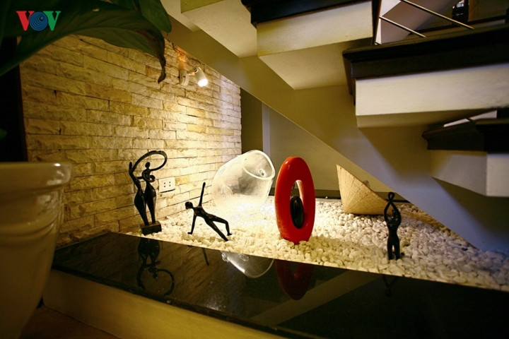 Cũng là gầm thang, tiểu cảnh có thể là một điểm nhấn, kết hợp với chiếu sáng.