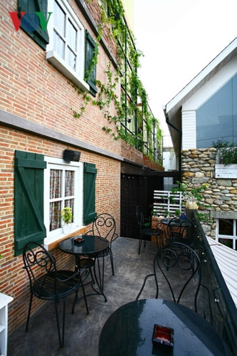 Diện tường có cửa sổ này là bức tường giả nhằm che đi sườn nhà hàng xóm vốn không thẩm mỹ và tạo điểm nhấn ấn tượng cho không gian của mình. Giải pháp này được kiến trúc sư thực hiện rất phù hợp và hiệu quả.