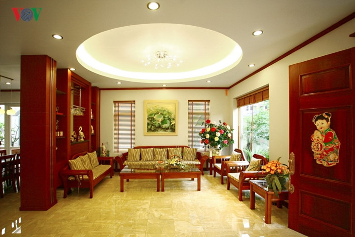 Một chiếc cột chịu lực nằm giữa nhà và không liền với bức tường nào. KTS đã muợn cột để làm nên hệ thống tủ kệ trang trí, cũng là bức bình phong ngăn phòng khách với phòng ăn.