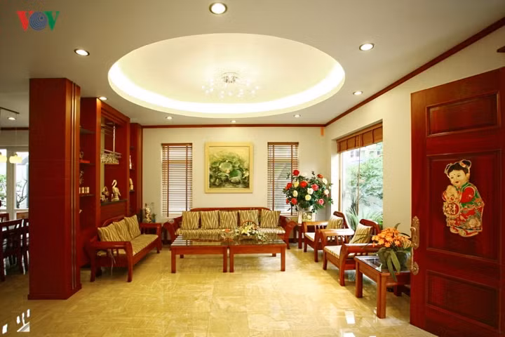 Một chiếc cột chịu lực nằm giữa nhà và không liền với bức tường nào. KTS đã muợn cột để làm nên hệ thống tủ kệ trang trí, cũng là bức bình phong ngăn phòng khách với phòng ăn.