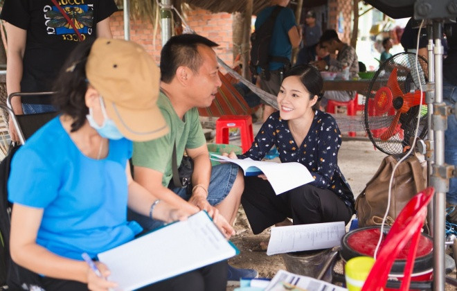 Nữ diễn viên rất chăm chỉ học kịch bản và trao đổi cùng các bạn diễn.