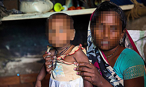 Người mẹ đau đớn kể lại đêm kinh hoàng xảy ra với gia đình mình.