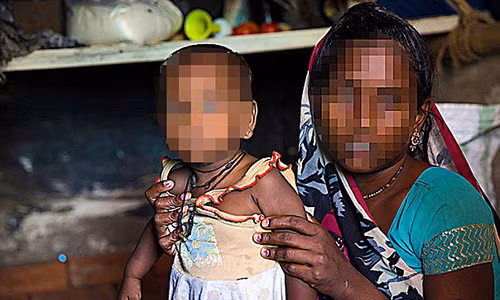 Người mẹ đau đớn kể lại đêm kinh hoàng xảy ra với gia đình mình.