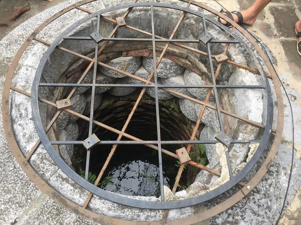 Chiếc giếng cổ ở gần cổng làng thôn Tam Kỳ.
