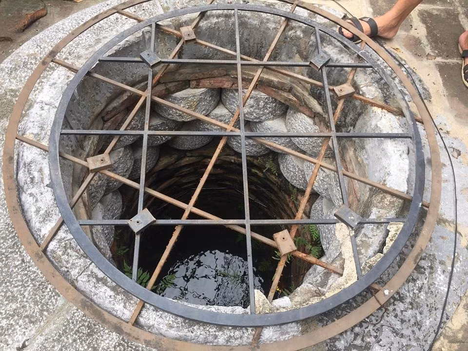 Chiếc giếng cổ ở gần cổng làng thôn Tam Kỳ.