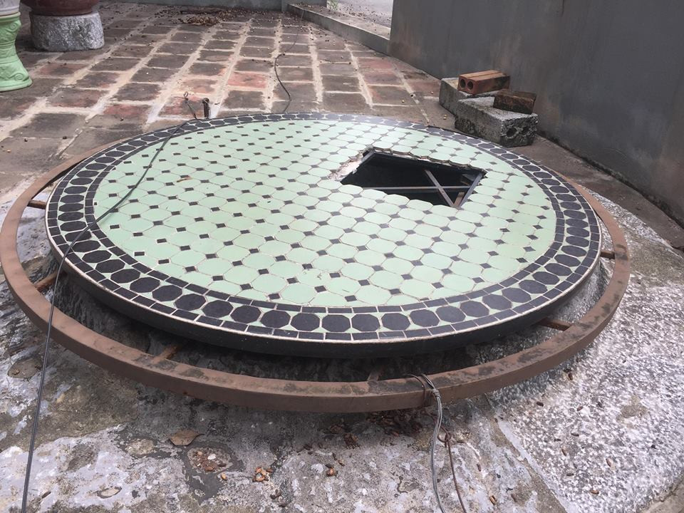 Miệng giếng có 3 tầng đá xanh với những khối đá tròn xếp lên nhau.
