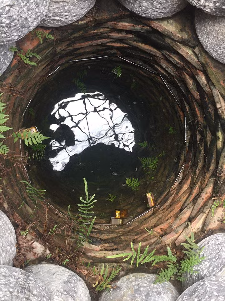 Nguồn nước trong giếng luôn trong vắt, không bao giờ cạn.