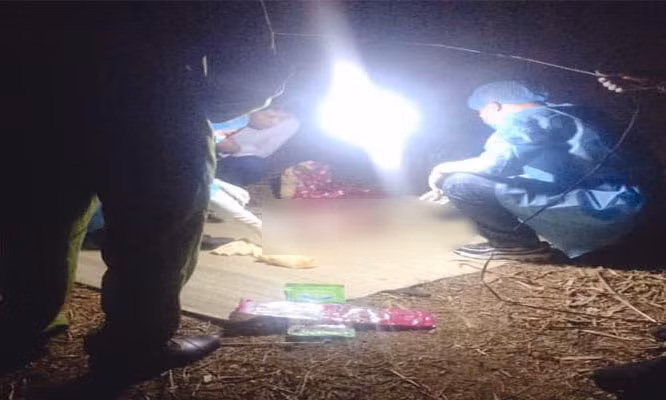 Ta hoa phat hien thi the be trai so sinh giau trong tui nilong