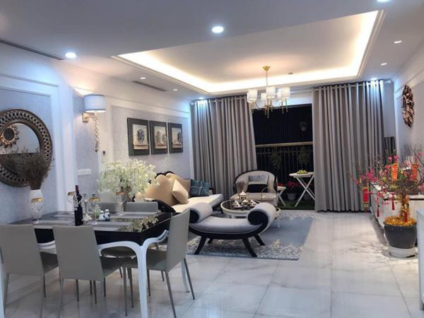 Nhìn từ căn hộ có thể thấy ban công view nhìn ra bên ngoài với 1 bàn uống nước bé để đọc sách, thư giãn.