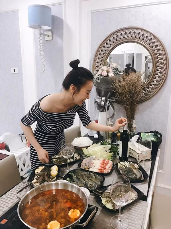 Phòng ăn nhỏ gọn với khu bếp và 1 chiếc bàn dài.