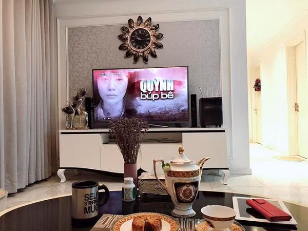 Qua hết rồi những khó khăn vất vả ấy, Phương Oanh của hiện tại là bà chủ với những dự án kinh doanh tiềm năng và là diễn viên đắt show nhất trên màn ảnh. Ở tuổi 30 vẫn “độc thân vui tính” sao nữ Quỳnh búp bê hiện đang sống một mình trong một căn hộ cao cấp tại Hà Nội. Tất cả nội thất trong căn nhà đều được bố trí, sắp xếp hợp lý theo phong cách hiện đại, sang trọng không kém gì 1 khách sạn 5 sao.