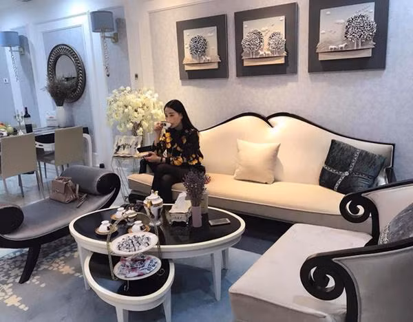 Được biết, căn hộ này của cô có diện tích 100m², 3 phòng ngủ, 1 phòng bếp, 1 phòng khách. Cô sử dụng tông màu chủ đạo là màu trắng, deco màu nâu, ghi, vàng. Là người kĩ tích, cô cho hay, tất cả đồ deco trang trí trong nhà đều 1 tay cô tự chọn lựa, tìm kiếm.