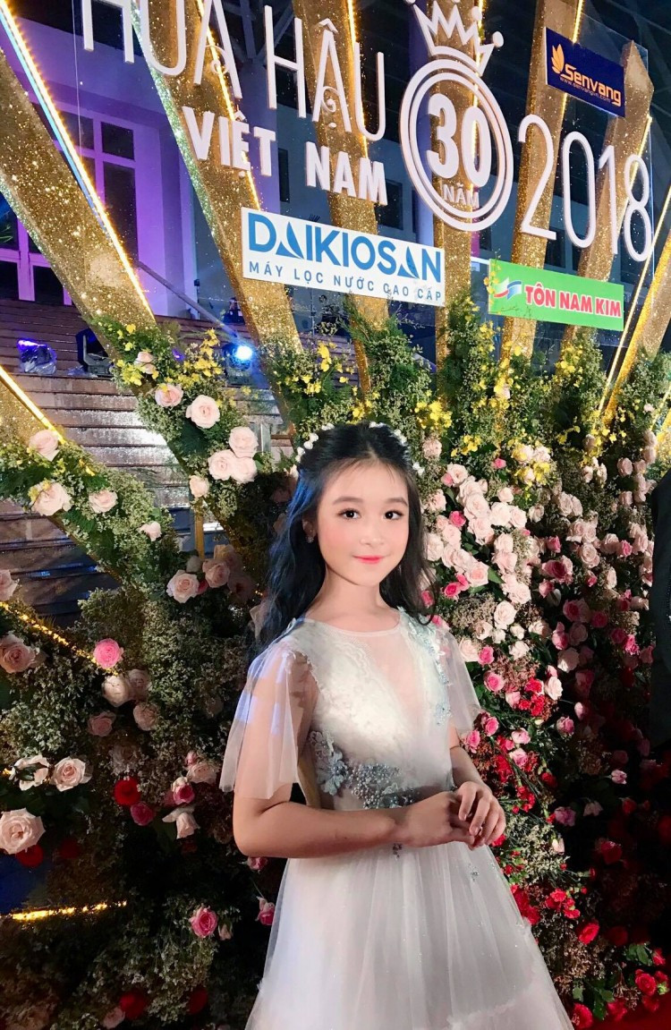 Không chỉ mang gương mặt cuốn hút, tiểu mỹ nhân Cần Thơ còn có rất nhiều tài lẻ như múa hát, chụp ảnh mẫu thời trang và làm MC. Cô bé cũng đã từng tham gia nhiều cuộc thi, gameshow trên truyền hình và đến nay vẫn là gương mặt sao nhí được rất nhiều người mến mộ. Được biết, cô bé hiện tại đang theo học tại một trường quốc tế ở TP.HCM và nhận học bổng toàn phần đến hết lớp 12.