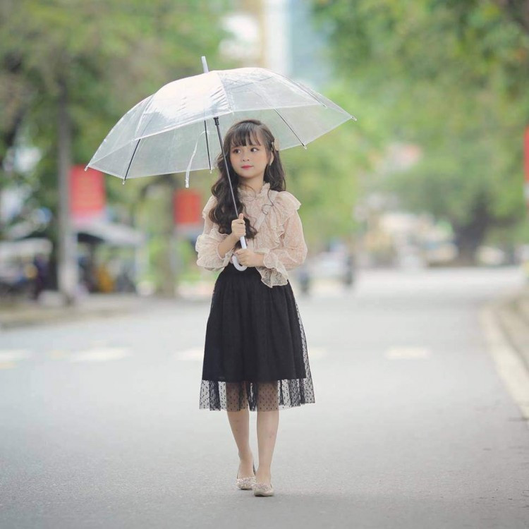 Vũ Phương Ly - Tuyên Quang Cách đây 3 năm, xuất phát từ một đoạn clip tự quay theo trào lưu 'Vịt hoá thiên nga”, cô bé Tuyên Quang 4 tuổi Phương Ly bất ngờ gây bão mạng xã hội vỉ vẻ ngoài xinh xắn đáng yêu cùng đôi mắt to như búp bê. Liên tiếp sau đó, Phương Ly được mẹ cho thực hiện những bộ ảnh như “Kỷ yếu mẫu giáo” hay bộ ảnh tạo dáng trong vườn hồng và hầu như bộ nào cũng đều thu hút một lượng người quan tâm lớn lên tới hàng nghìn, chục nghìn “like”.