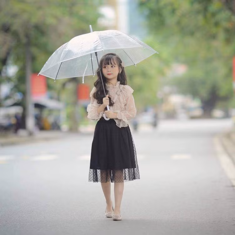 Vũ Phương Ly - Tuyên Quang Cách đây 3 năm, xuất phát từ một đoạn clip tự quay theo trào lưu 'Vịt hoá thiên nga”, cô bé Tuyên Quang 4 tuổi Phương Ly bất ngờ gây bão mạng xã hội vỉ vẻ ngoài xinh xắn đáng yêu cùng đôi mắt to như búp bê. Liên tiếp sau đó, Phương Ly được mẹ cho thực hiện những bộ ảnh như “Kỷ yếu mẫu giáo” hay bộ ảnh tạo dáng trong vườn hồng và hầu như bộ nào cũng đều thu hút một lượng người quan tâm lớn lên tới hàng nghìn, chục nghìn “like”.