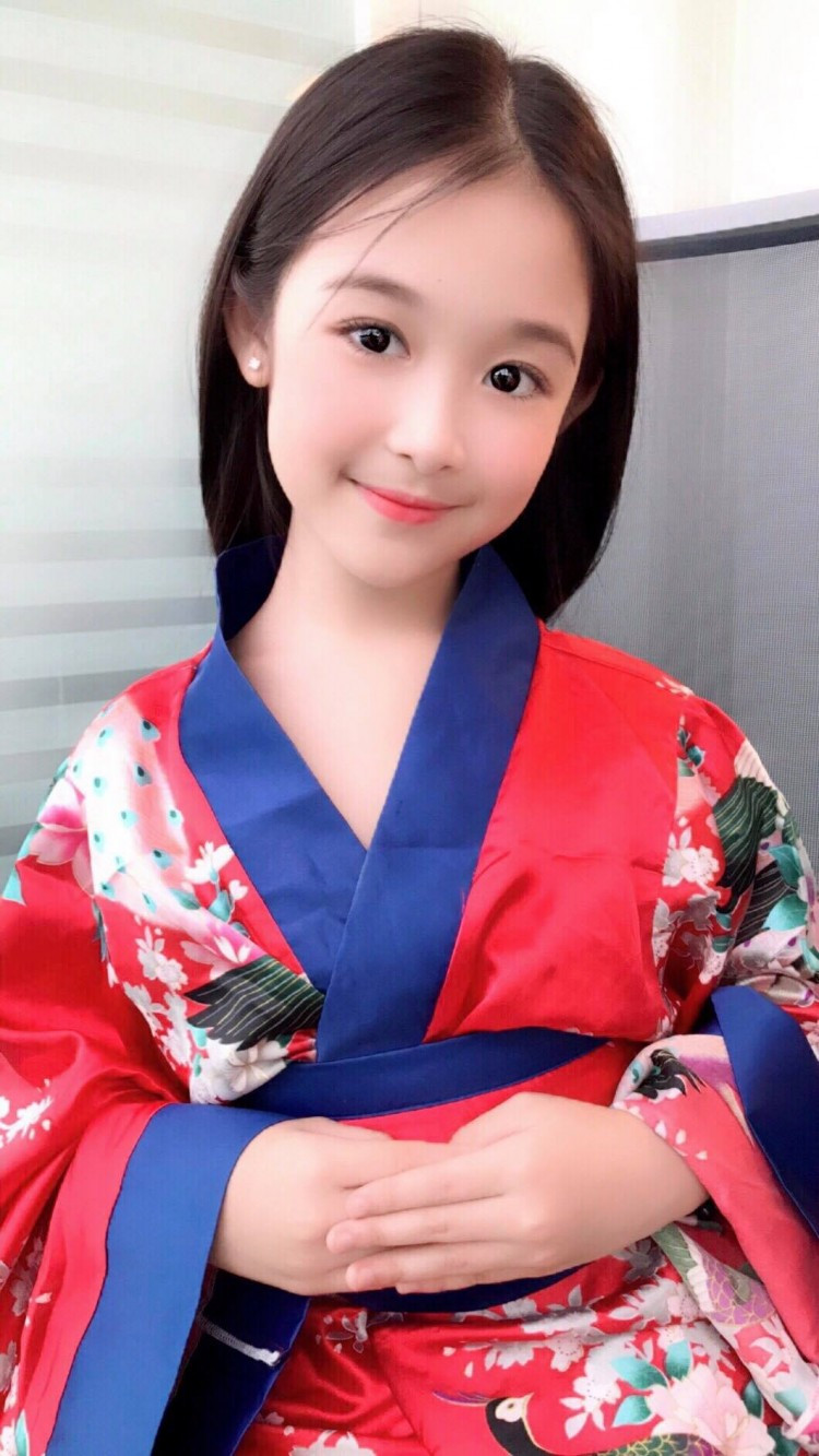 Lê Huỳnh Bảo Ngọc - Cần Thơ Bé gái Lê Huỳnh Bảo Ngọc quê Cần Thơ với làn da trắng, mái tóc dài, đôi mắt to tròn cùng khuôn miệng trái tim xinh xắn đã từng tham gia hàng loạt gameshow dành cho trẻ em và nhanh chóng khiến khán giả truyền hình và cộng đồng mạng chao đảo. Nhiều người đã ưu ái đặt cho bé biệt danh “hoa khôi nhí Tây Đô” mới có thể miêu tả hết vẻ đẹp và sự yêu mến của họ dành cho Bảo Ngọc. Năm 2014, Bảo Ngọc từng để lại nhiều cảm xúc với khán giả xem truyền hình tại chương trình Đồ Rê Mí. Đến năm 2015, Bảo Ngọc tiếp tục gây ấn tượng khi tham gia vào chương trình Gương mặt thân quen nhí và đã nhận được giải “Thí sinh thân thiện nhất” và giải “Á Quân”.