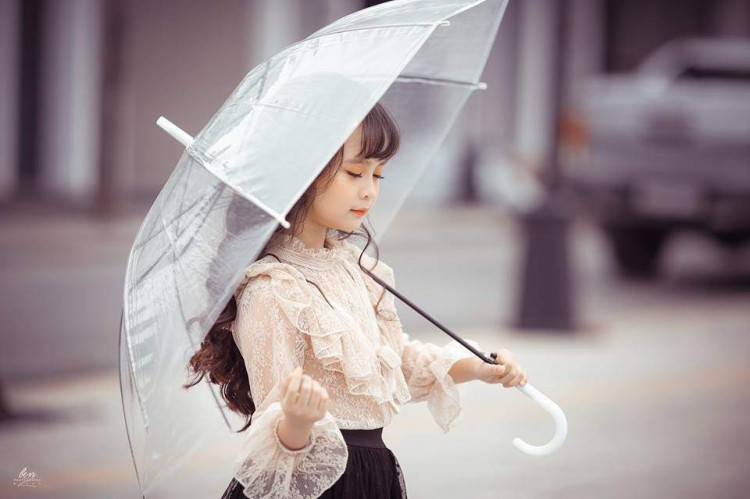 Cô bé hiện đang sinh sống cùng bố mẹ tại Tuyên Quang và theo học Trường tiểu học Phan Thiết. Trong những ngày vừa qua, khi mà hàng nghìn học sinh trên cả nước vui mừng trong ngày bế giảng, cô bé Phương Ly cũng chính thức tạm biệt lớp 1 để chuẩn bị bước vào lớp 2 trong tháng 9 tới.