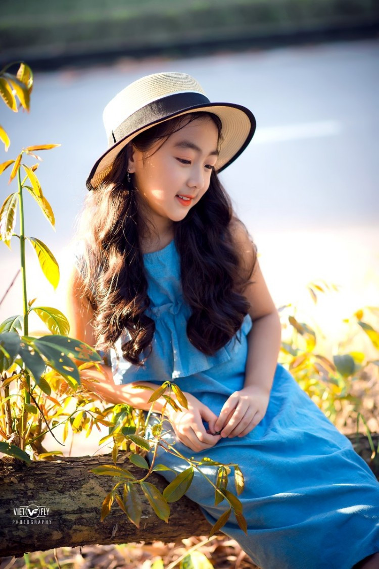 Ngoài vẻ đẹp đáng ngưỡng mộ ấy, Thu Trang còn sở hữu chiều cao ấn tượng, vượt lên hẳn so với bạn bè đồng trang lứa. Vào thời điểm năm ngoái, Thu Trang đã cao 1m47 khi chỉ mới 9 tuổi.