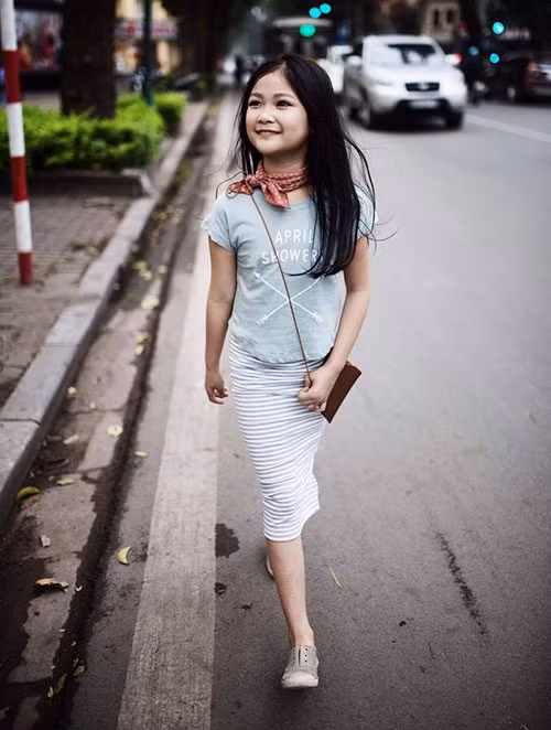 Bé Hà Thiên Trang - Hà Nội Hà Thiên Trang (11 tuổi, Hà Nội) từng được trang web Topcools.com của Mỹ công bố nằm trong top bình chọn 10 mẫu nhí ấn tượng thế giới năm 2014. Ngày 3/11/2017, MV mang tên One Chance To Dance của Naughty Boy - Joe Jonas chính thức phát hành và nhanh chóng làm mưa gió trên các bảng xếp hạng toàn cầu. Điều thú vị là bé gái Hà Thiên Trang chính là nữ chính trong MV này.