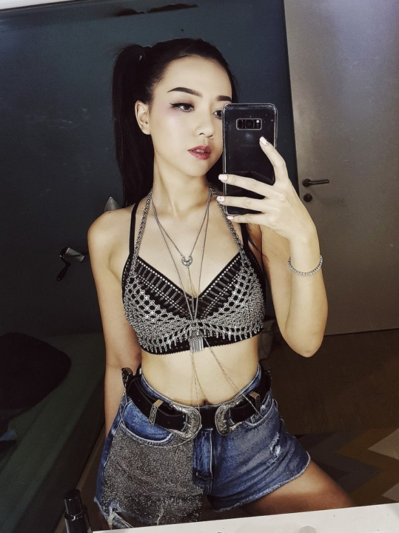 Còn riêng với Công, vì muốn có tiền để không bị mẹ vợ coi thường nên đã chấp nhận làm tình nhân của cô tiểu thư này. Anh bắt đầu nói dối vợ (Hương - do Lê Phương đóng) để vui vẻ với "sếp". Những cảnh quay và mối quan hệ ngoài luồng của Nhi với Công khiến bộ phim thêm phần gay cấn, hấp dẫn.