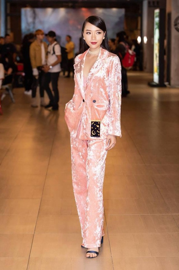 Ngoài đời, Băng Di có một cuộc sống sang chảnh không hề thua kém cô tiểu thư trong phim "Gạo nếp gạo tẻ": Đi ăn ở khách sạn hạng sang, tận hưởng kì nghỉ ở resort... Khi có thời gian rảnh, Băng Di cũng thích đi ăn, tụ tập với bạn bè và tham gia một số hoạt động ngoài trời.