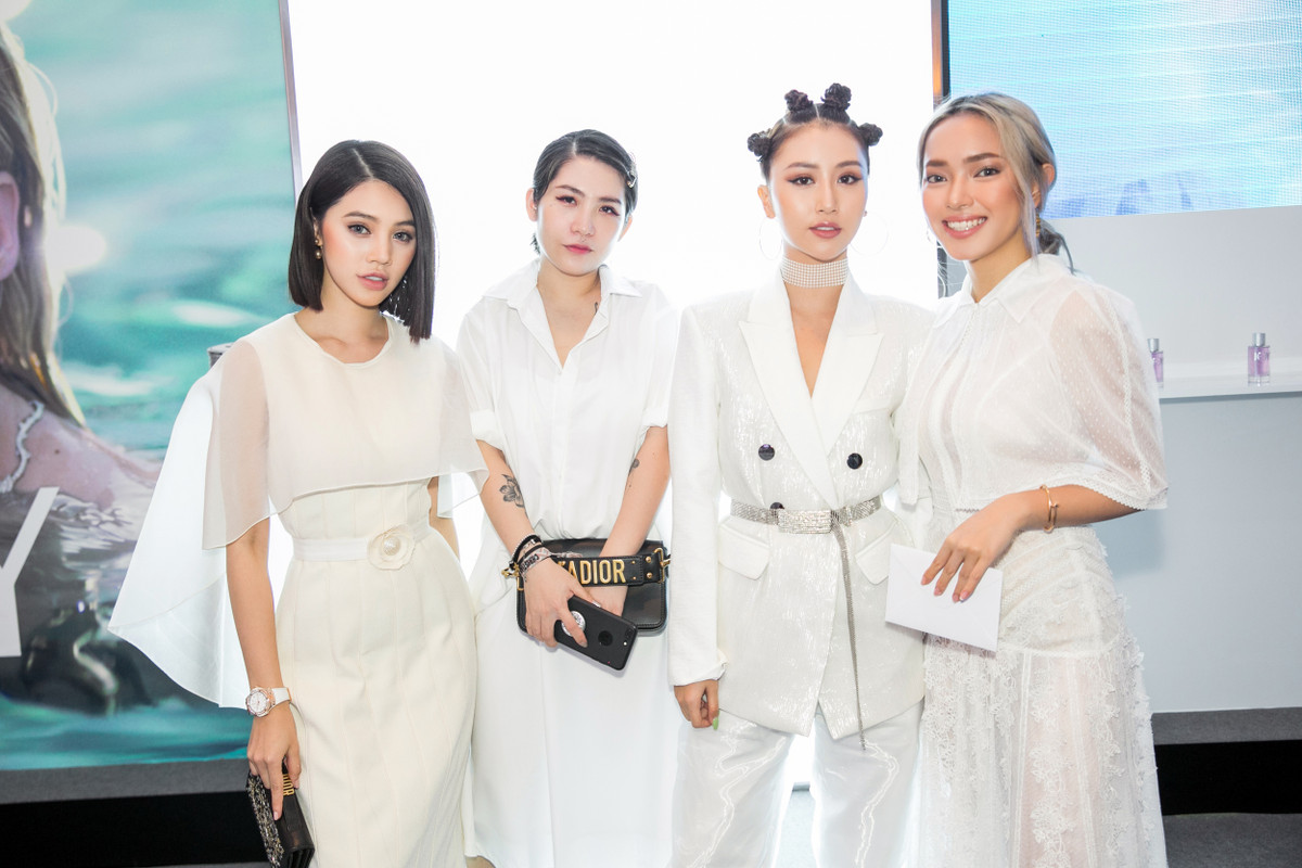 Cũng trong sự kện vừa qua, Hoa hậu người Việt xinh đẹp mặc đồ ăn ý bên các khách mời Châu Bùi, Quỳnh Anh Shyn, Lâm Thúy Nhàn và Thùy Dương. Khi đứng cùng khuôn hình, từ vẻ ngoài cho tới phong cách thời trang của họ khiến người đối diện không khỏi trầm trồ.