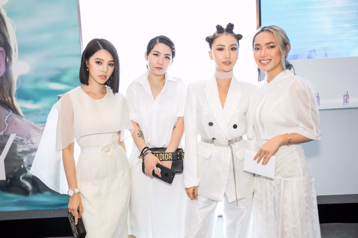 Cũng trong sự kện vừa qua, Hoa hậu người Việt xinh đẹp mặc đồ ăn ý bên các khách mời Châu Bùi, Quỳnh Anh Shyn, Lâm Thúy Nhàn và Thùy Dương. Khi đứng cùng khuôn hình, từ vẻ ngoài cho tới phong cách thời trang của họ khiến người đối diện không khỏi trầm trồ.