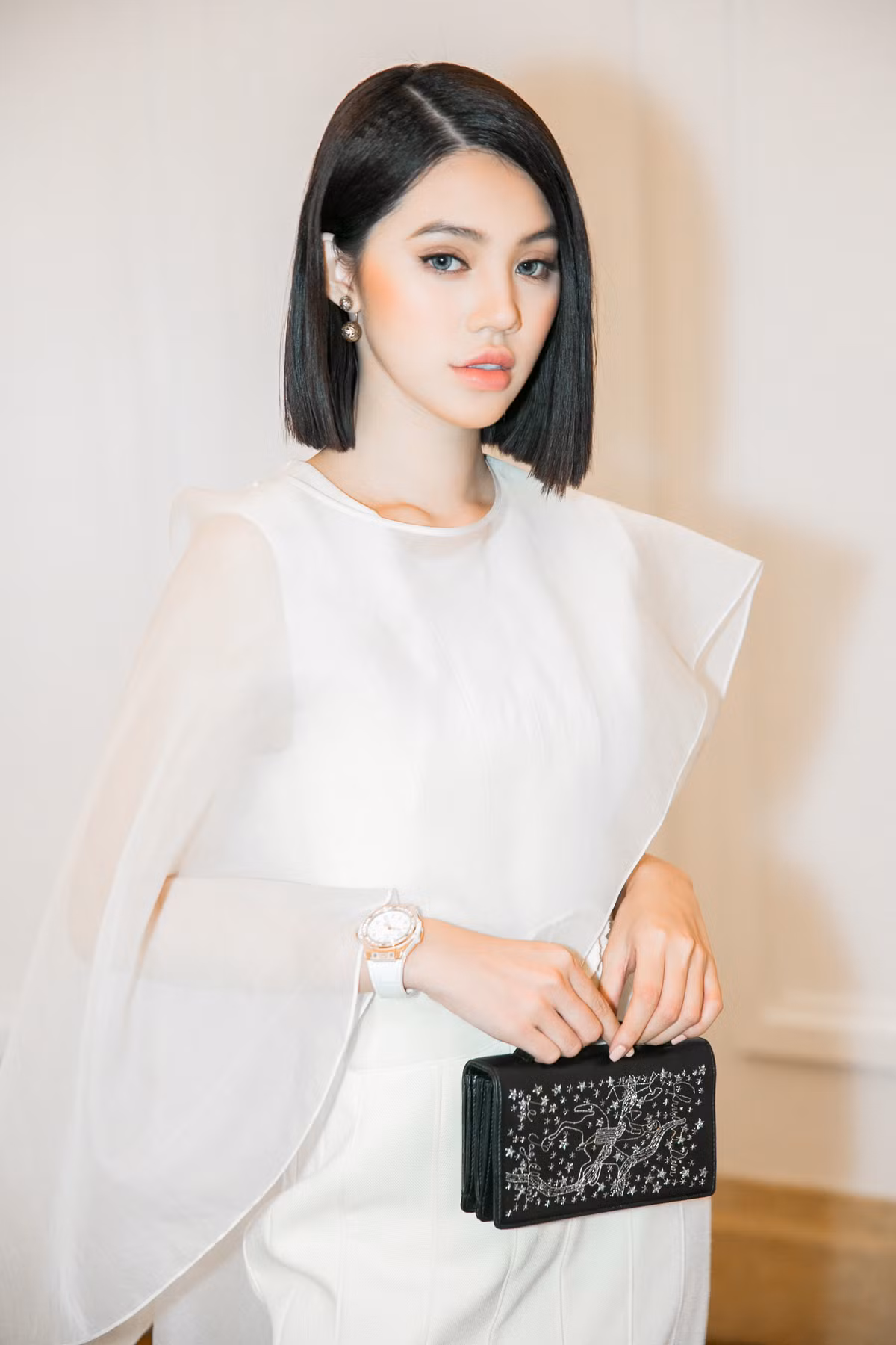 Tieu thu nha giau Jolie Nguyen do sac ben hoi chi em 