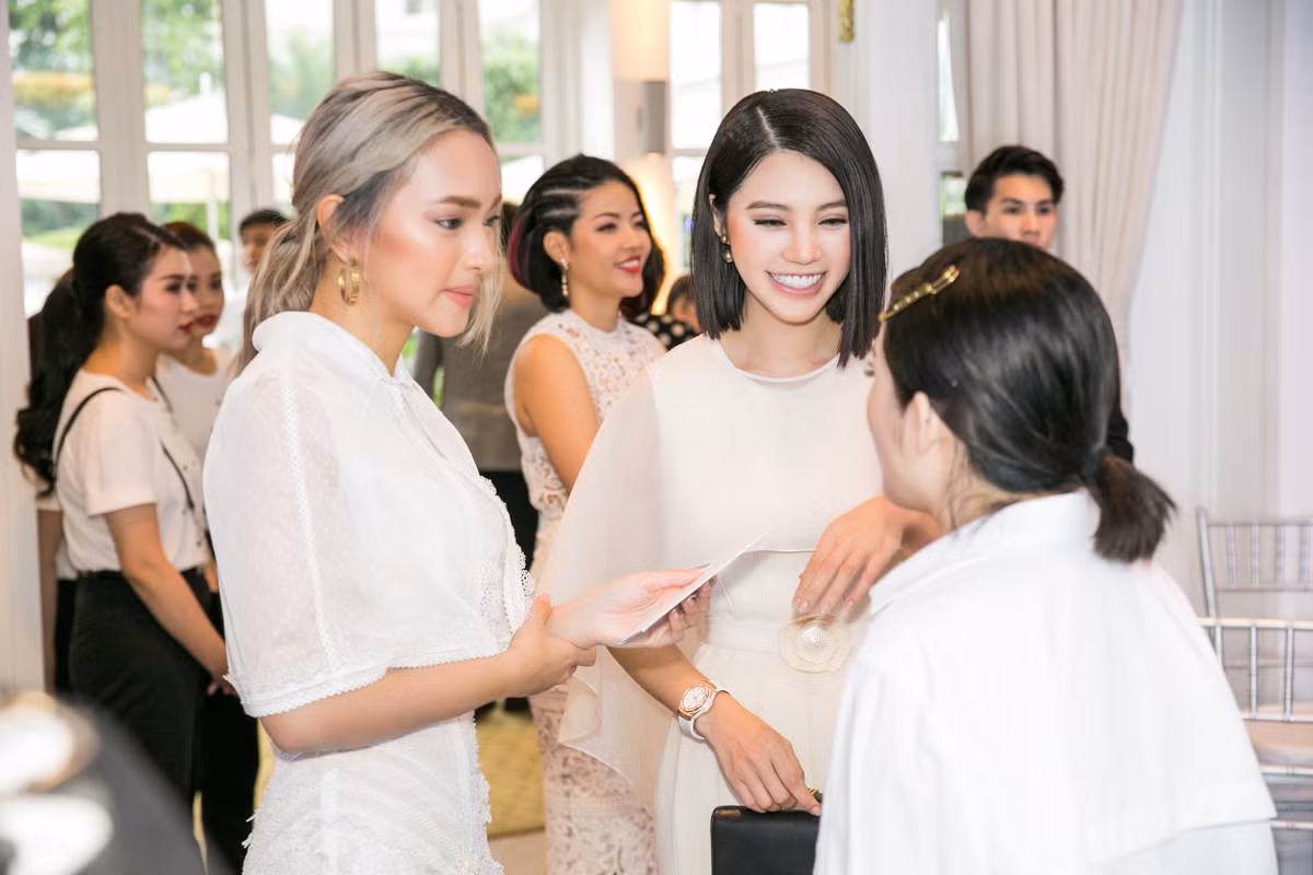 Jolie Nguyễn cho hay, cô từng có quan hệ thân thiết với Kỳ Duyên, chơi chung trong một nhóm bạn đã 3 năm. Tuy nhiên, thời gian gần đây giữa hai người đã xảy ra những xích mích xuất phát từ bất đồng quan điểm. Không muốn lên tiếng để hình ảnh, công việc của cả hai bị ảnh hưởng, nhưng Jolie Nguyễn vẫn thẳng thắn tuyên bố với bạn bè rằng mỗi lần đi chơi chung, nếu có Kỳ Duyên thì không có cô.