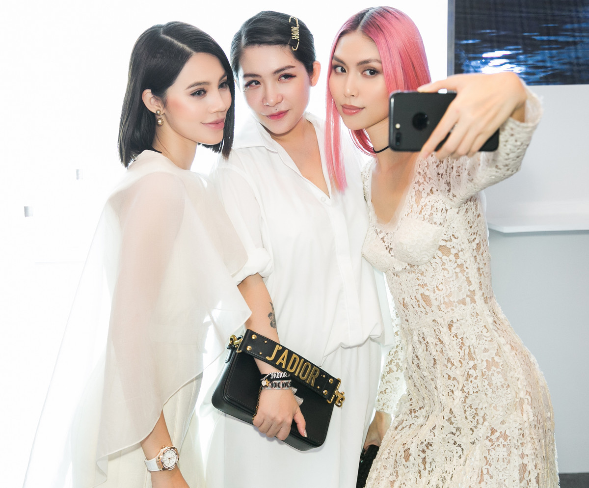 "Vốn dĩ là một người tự lập từ năm 15 tuổi, tôi chưa bao giờ nghĩ phải dựa dẫm hay tranh giành với ai cả. Được mất là do duyên trời và cũng không vì ai mà đánh mất đi tình bạn vốn có. Chỉ là chữ duyên, không còn chun suy nghĩ, và đôi khi tính con gái vốn dĩ nhạy cảm mà tôi nghĩ nên dừng lại"