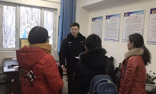 Bé trai luống cuống nhận lỗi với cảnh sát và buồn bã nói ra lý do khiến mình làm vậy.