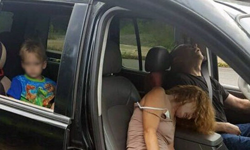 Cau be 4 tuoi chung kien ba noi soc ma tuy ngay truoc mat