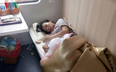 Mẹ con chị O khỏe mạnh sau khi sinh (Ảnh: Đoàn tiếp viên Phương Nam)