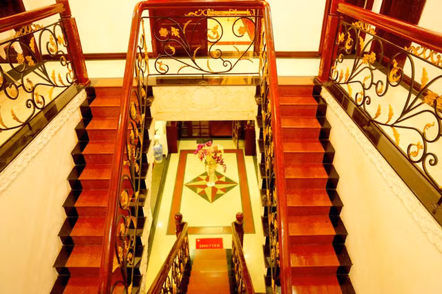 Nhiều đồng nghiệp đến thăm và đùa rằng nhà anh giống một siêu thị nội thất bởi trưng quá nhiều thứ từ phòng khách, phòng ngủ và bếp.