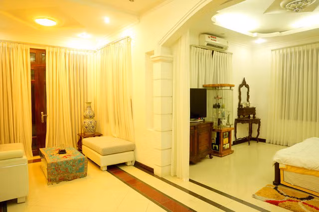 Chí Dũng tâm đắc ngôi nhà có nhiều phòng ngủ, mỗi phòng có một phòng khách nhỏ.