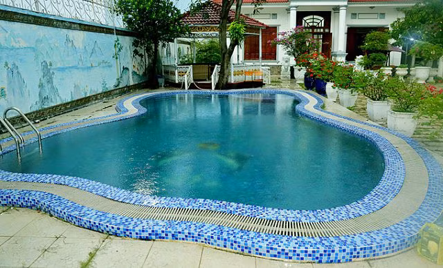 Biệt thự của gia đình Chí Dũng rộng 2.000 m2, trong đó diện tích sân vườn, hồ bơi chiếm khoảng 1.500 m2. Vườn trồng nhiều loại cây ăn trái như mít, xoài, mận... Khuôn viên do Chí Dũng tự bài trí, thiết kế.